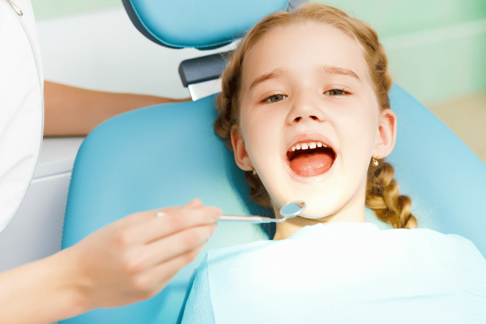 Criança primeira consulta com o dentista Blog Dentalclean