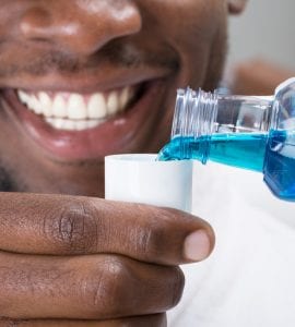 Motivos para você usar enxaguante bucal