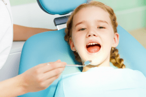 Como preparar seu filho para a primeira consulta com o dentista