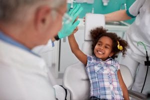 Como fazer da consulta ao dentista uma boa experiência para as crianças