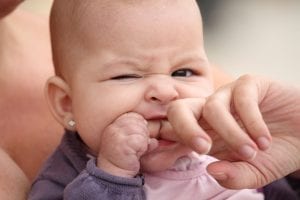 Bebê – Como aliviar o desconforto quando os dentes nascem