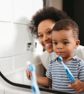 criança escovar os dentes