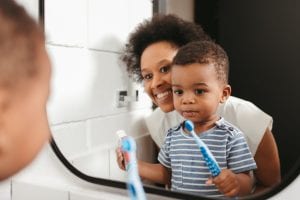 Dificuldades para criança escovar os dentes? Veja como incentivar