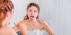 Você sabe como escovar a língua? Descubra a importância desta atividade