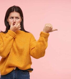 o que causa o mau hálito