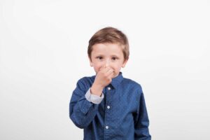 Mau hálito infantil: causas e o que fazer