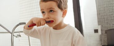 Criança que não escova os dentes