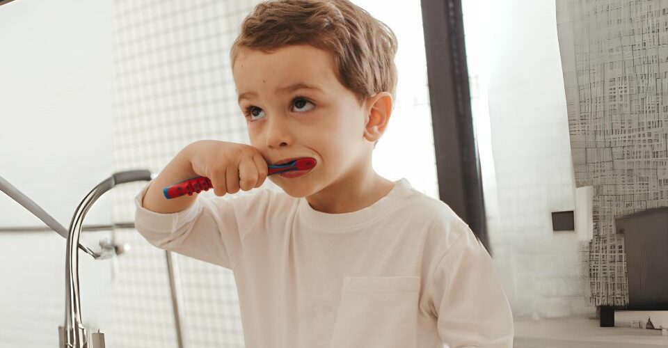 Criança que não escova os dentes