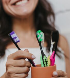 escovar os dentes com bicarbonato