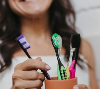 escovar os dentes com bicarbonato