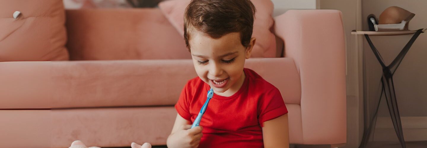 escova de dente infantil