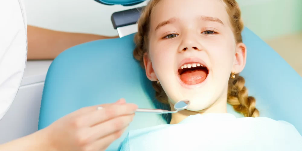 Criança primeira consulta com o dentista