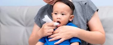como limpar a língua do bebê